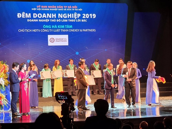 Đêm doanh nghiệp 2019: Ông Hà Kim Tâm - Chủ tịch Công ty Luật Onekey & Partners vinh dự được vinh danh