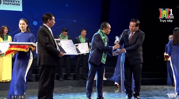 Đêm doanh nghiệp 2019: Ông Hà Kim Tâm - Chủ tịch Công ty Luật Onekey & Partners vinh dự được vinh danh
