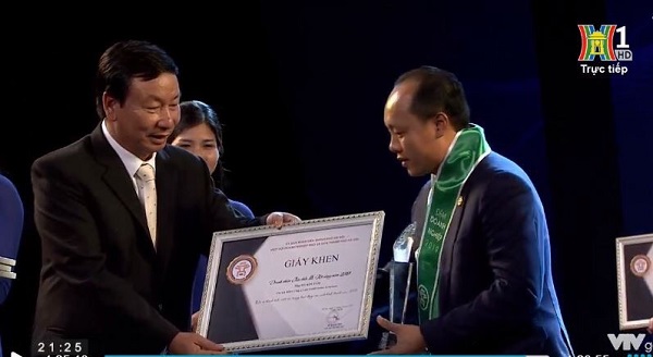 Đêm doanh nghiệp 2019: Ông Hà Kim Tâm - Chủ tịch Công ty Luật Onekey & Partners vinh dự được vinh danh