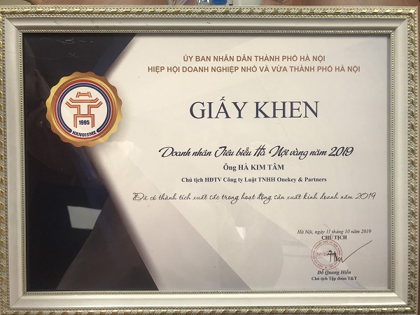Đêm doanh nghiệp 2019: Ông Hà Kim Tâm - Chủ tịch Công ty Luật Onekey & Partners vinh dự được vinh danh