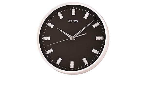 Không gian phòng khách thêm độc đáo với đồng hồ treo tường Seiko QXA703W