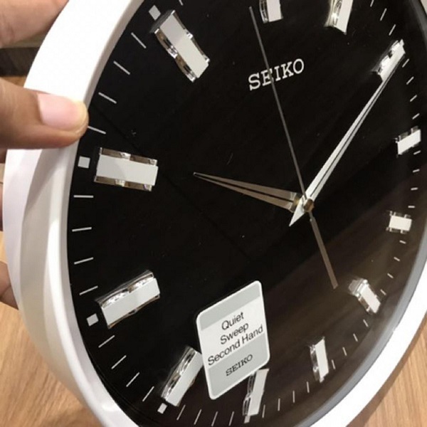 Không gian phòng khách thêm độc đáo với đồng hồ treo tường Seiko QXA703W