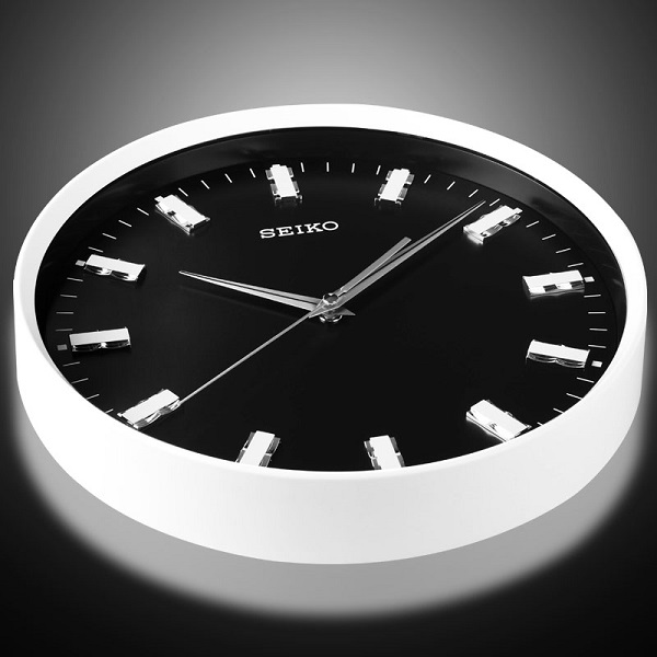 Không gian phòng khách thêm độc đáo với đồng hồ treo tường Seiko QXA703W