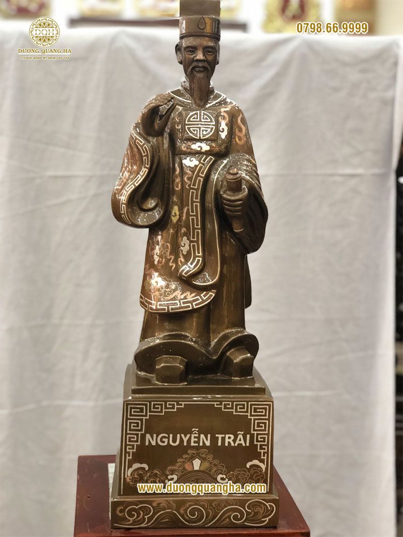 Tượng Nguyễn Trãi làm bằng đồng nguyên chất