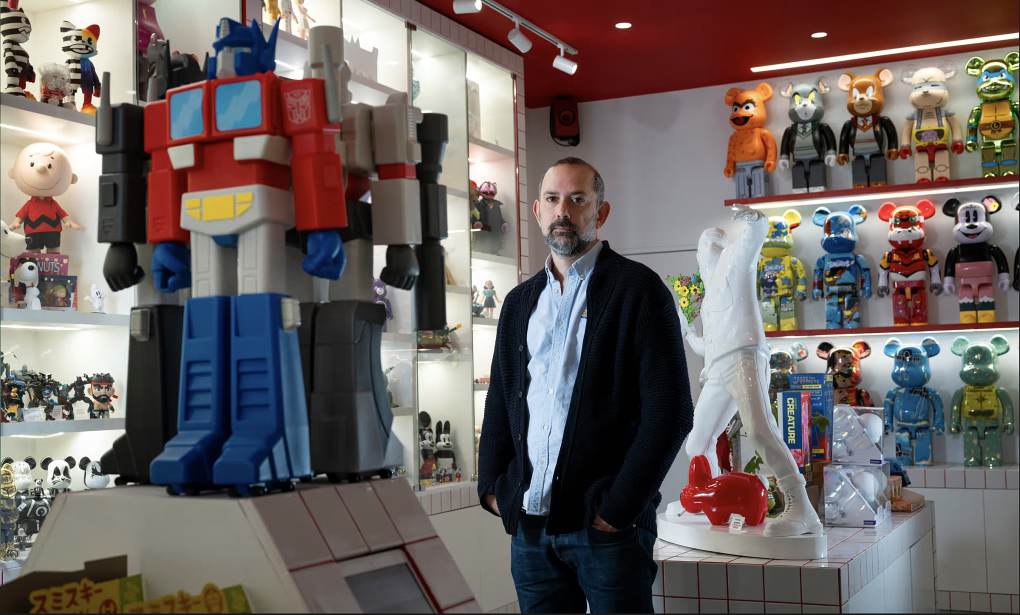 Michael Rouah, người điều hành cửa hàng Artoyz ở Pháp. Ảnh: The Guardian