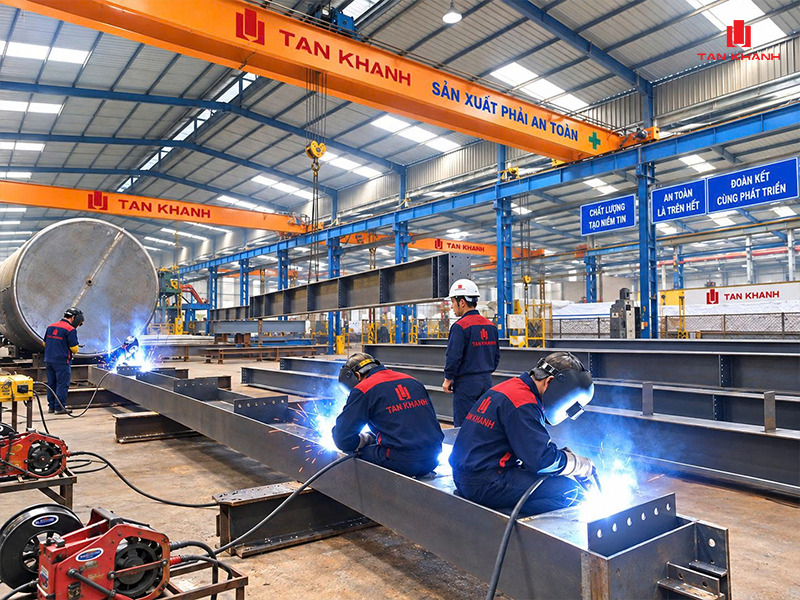 Xây nhà kho thép tiền chế: Giải pháp tối ưu diện tích và chi phí cho doanh nghiệp?