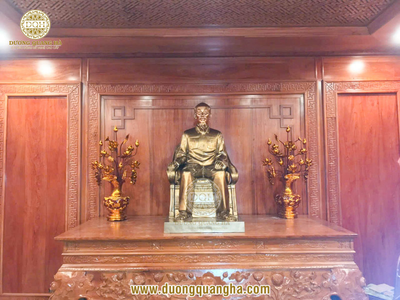 tượng đài Chủ tịch Hồ Chí Minh