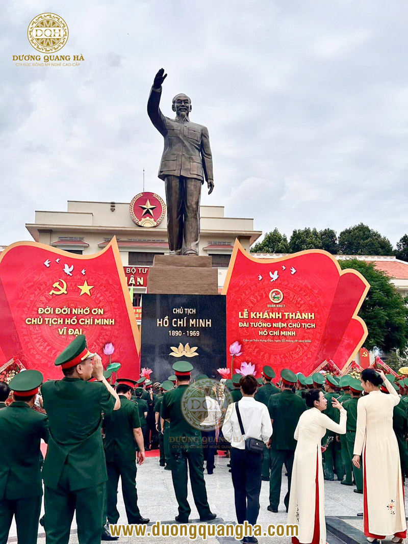 tượng đài Chủ tịch Hồ Chí Minh