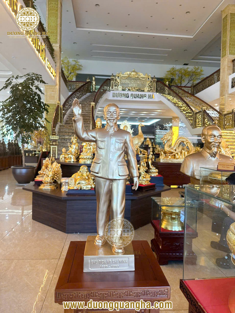 tượng đài Chủ tịch Hồ Chí Minh